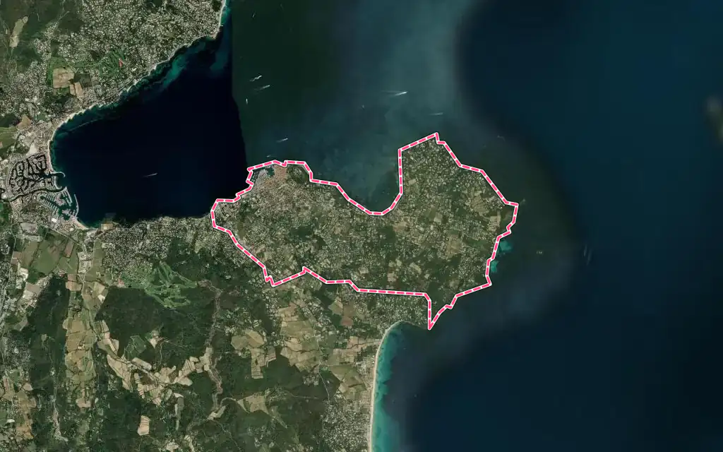 Vue satellite de Saint-Tropez avec ses contours administratifs