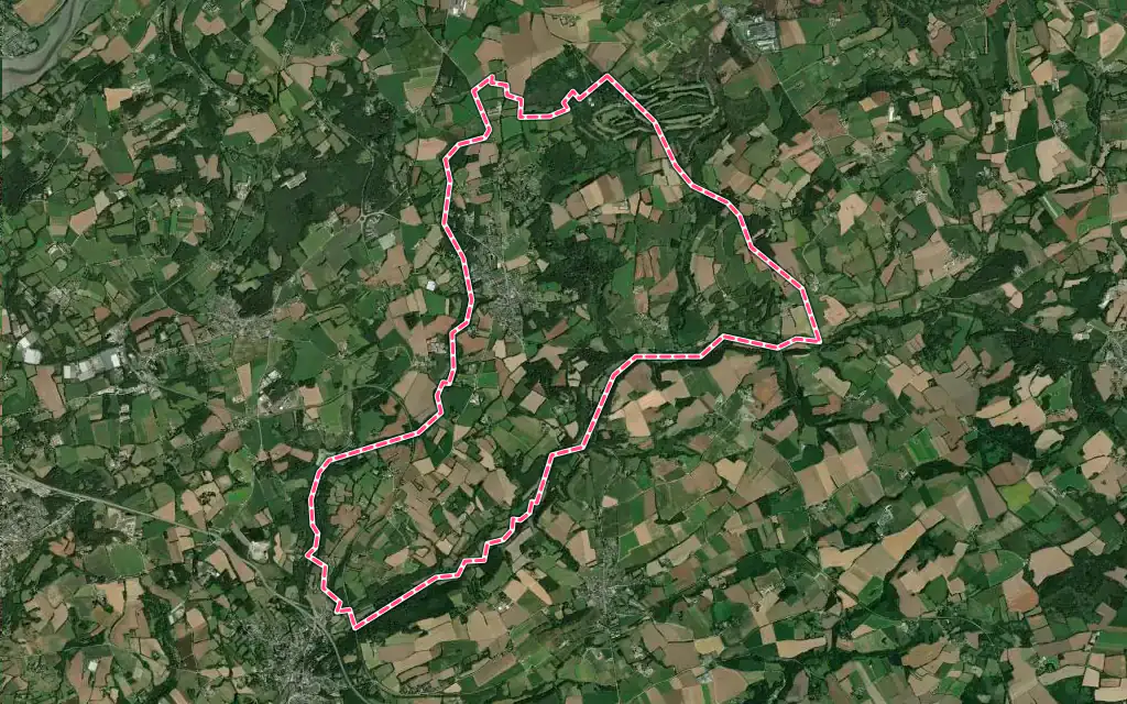 Vue satellite de Saint-Urbain avec ses contours administratifs