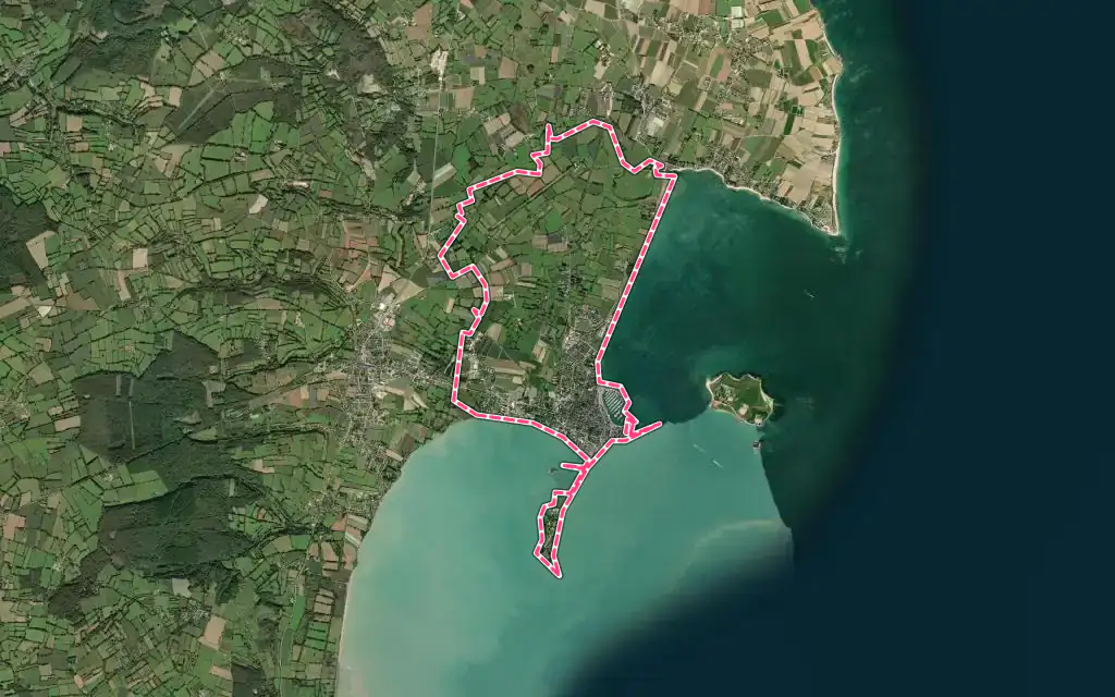 Vue satellite de Saint-Vaast-la-Hougue avec ses contours administratifs