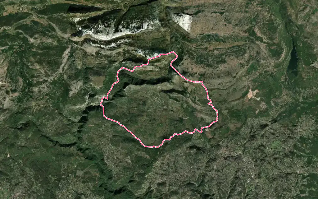 Vue satellite de Saint-Vallier-de-Thiey avec ses contours administratifs