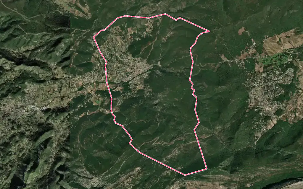 Vue satellite de Saint-Zacharie avec ses contours administratifs