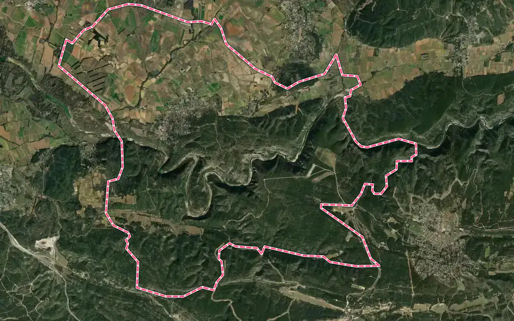 Vue satellite de Sainte-Anastasie avec ses contours administratifs