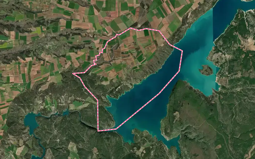 Vue satellite de Sainte-Croix-du-Verdon avec ses contours administratifs