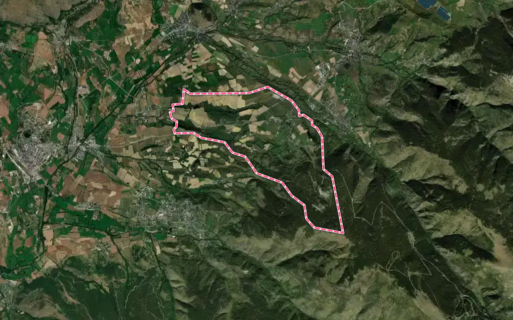Vue satellite de Sainte-Léocadie avec ses contours administratifs