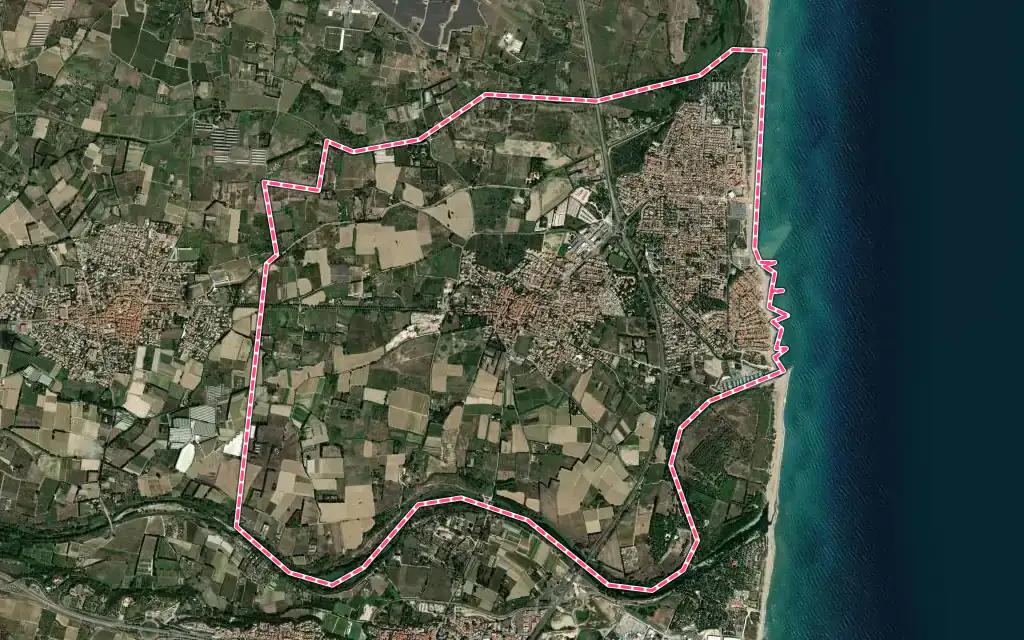 Vue satellite de Sainte-Marie-la-Mer avec ses contours administratifs