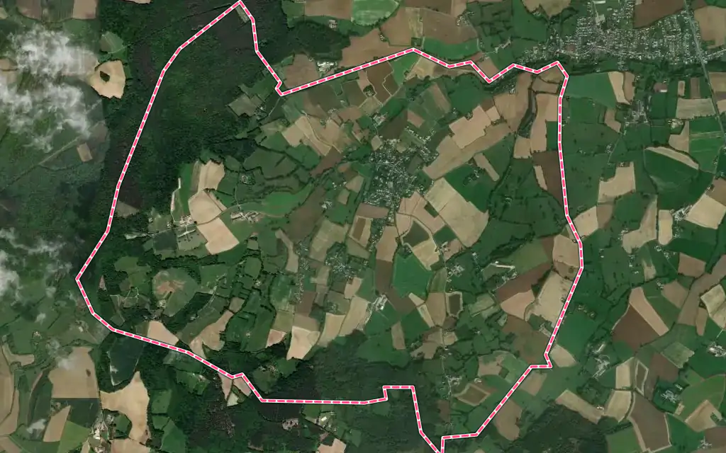 Vue satellite de Sainte-Sabine-sur-Longève avec ses contours administratifs