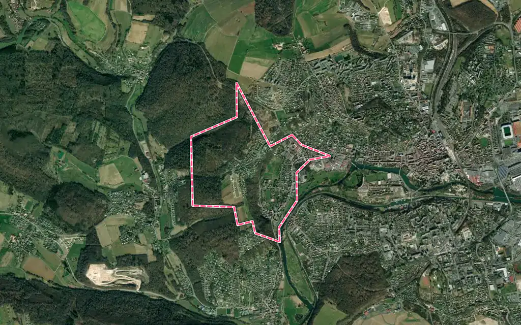 Vue satellite de Sainte-Suzanne avec ses contours administratifs