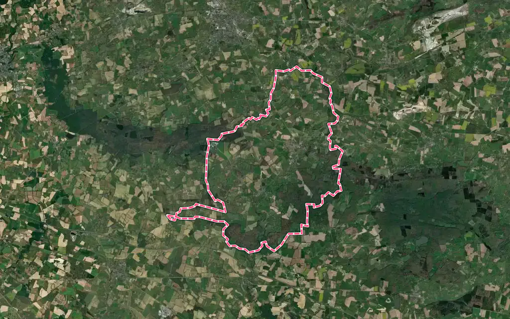 Vue satellite de Sainte-Suzanne-et-Chammes avec ses contours administratifs