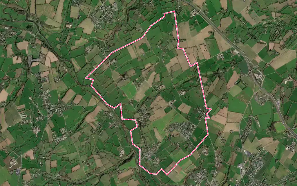 Vue satellite de Sainte-Suzanne-sur-Vire avec ses contours administratifs