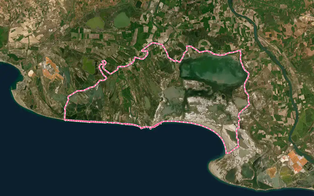 Vue satellite de Saintes-Maries-de-la-Mer avec ses contours administratifs