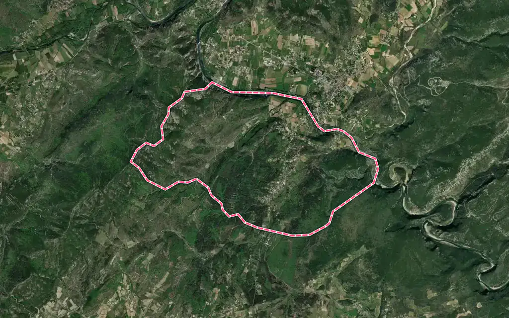 Vue satellite de Salavas avec ses contours administratifs