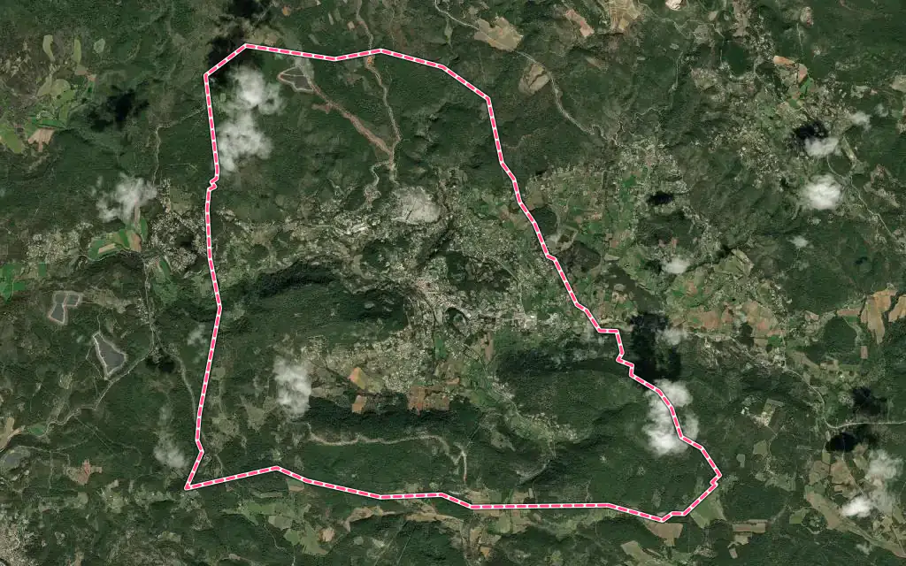 Vue satellite de Salernes avec ses contours administratifs