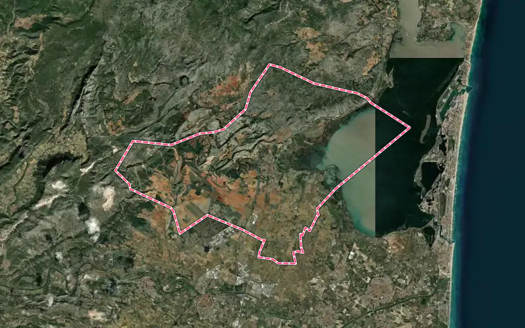 Vue satellite de Salses-le-Château avec ses contours administratifs