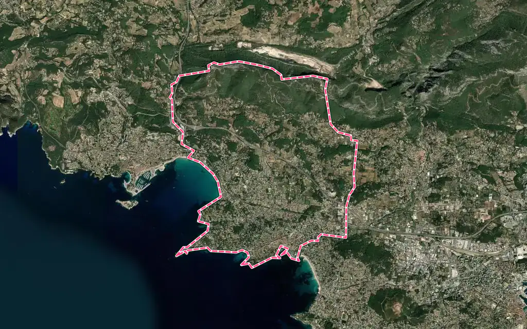 Vue satellite de Sanary-sur-Mer avec ses contours administratifs