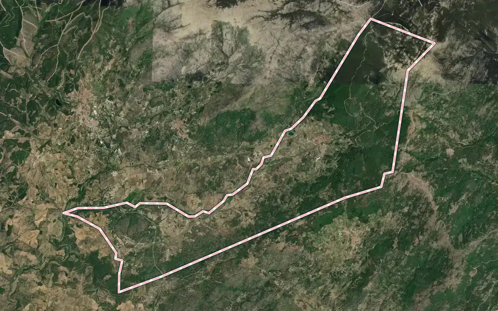 Vista satélite de San Martín de Trevejo con su contorno administrativo