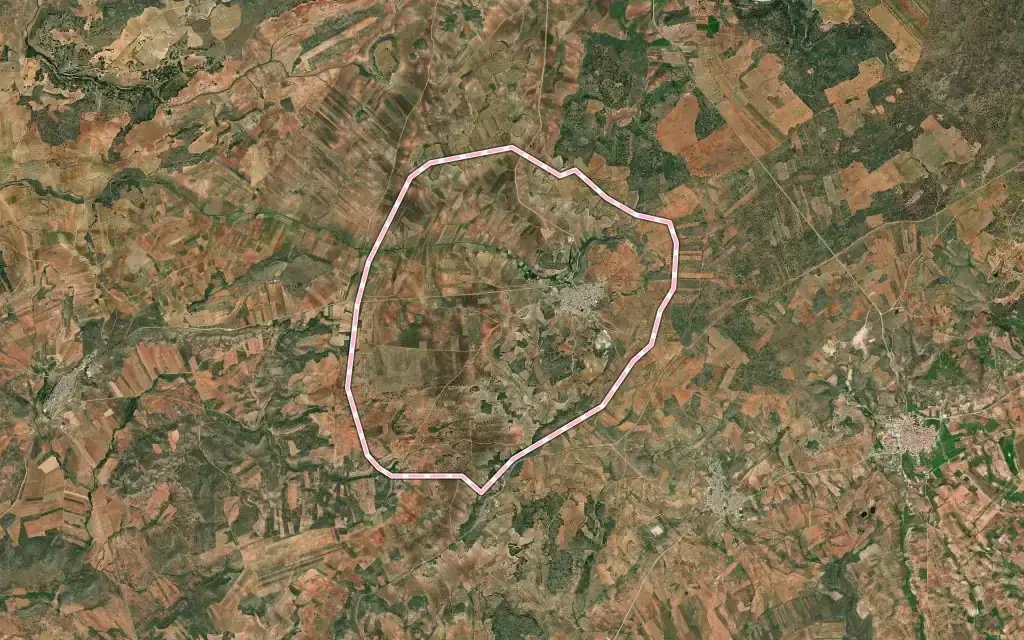 Vista satélite de Santa Cruz de los Cáñamos con su contorno administrativo