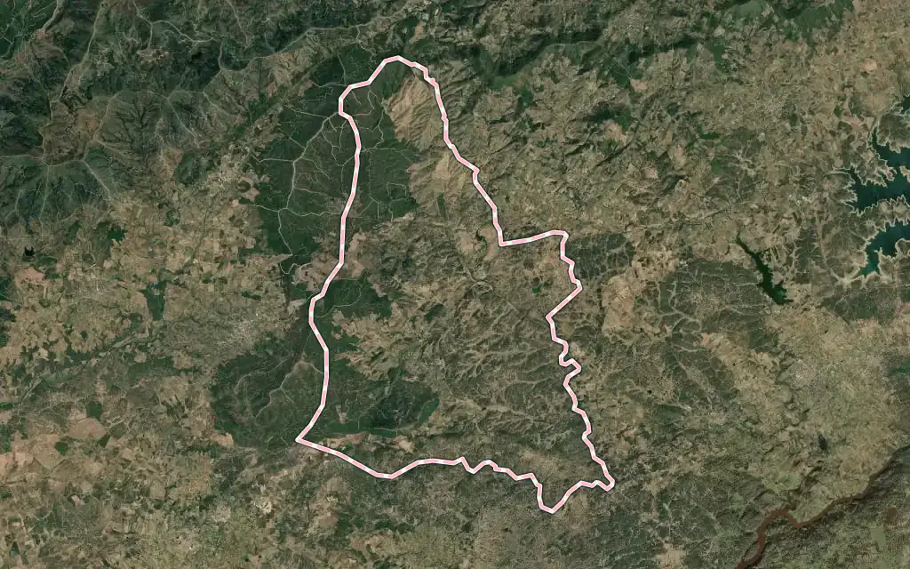 Vista satélite de Santa Cruz de Paniagua con su contorno administrativo