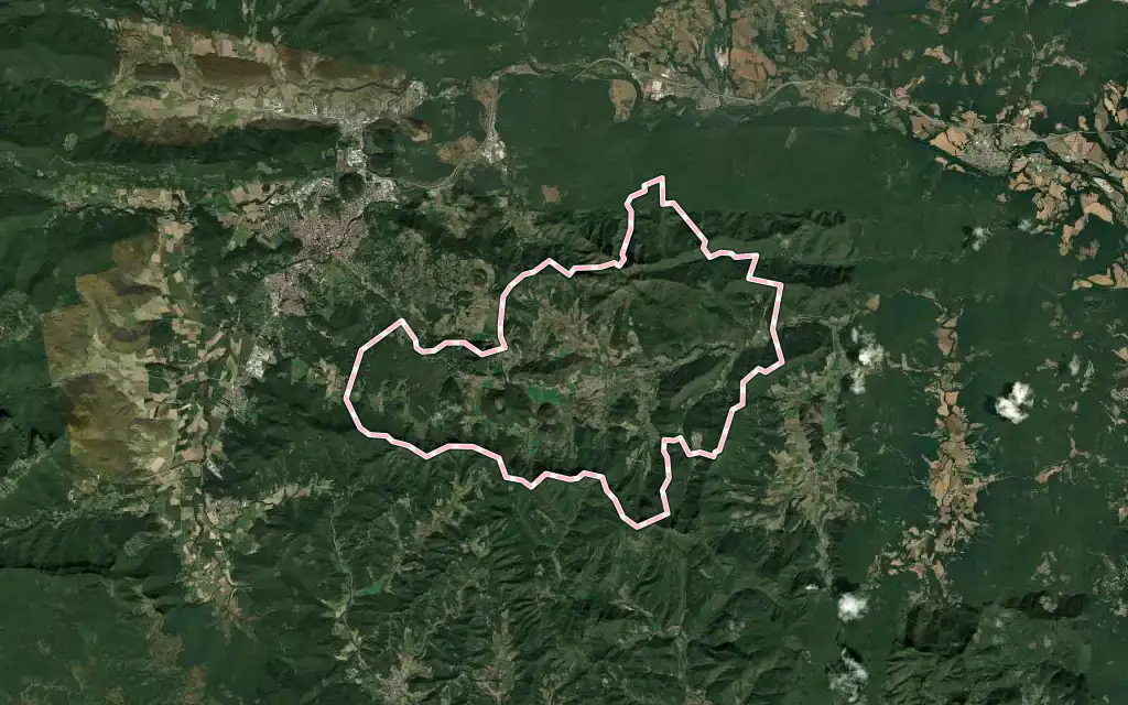 Vista satélite de Santa Pau con su contorno administrativo