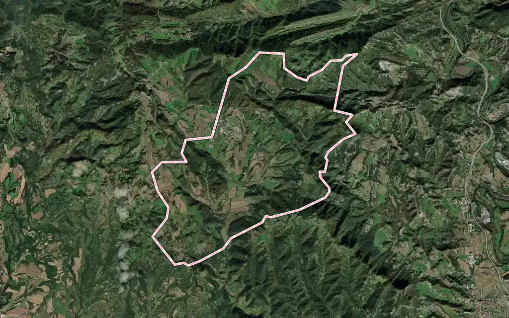 Vista satélite de Sant Boi de Lluçanès con su contorno administrativo