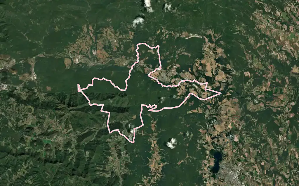Vista satélite de Sant Ferriol con su contorno administrativo
