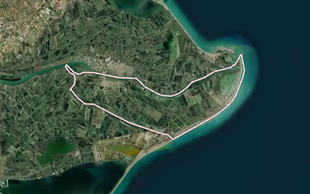Vista satélite de Sant Jaume d'Enveja con su contorno administrativo