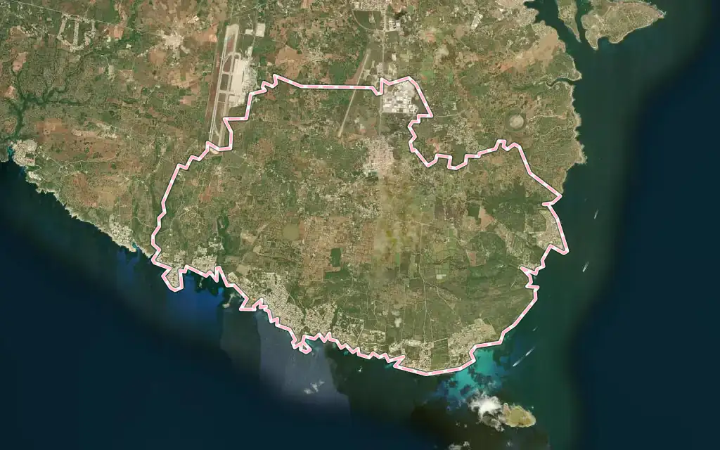 Vista satélite de Sant Lluís con su contorno administrativo