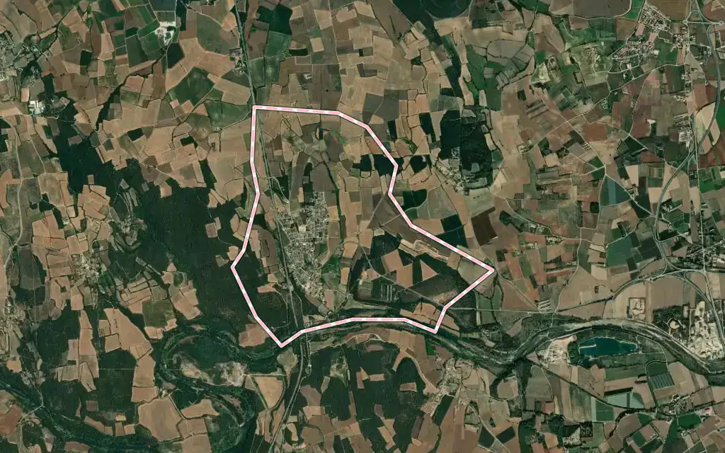 Vista satélite de Sant Miquel de Fluvià con su contorno administrativo