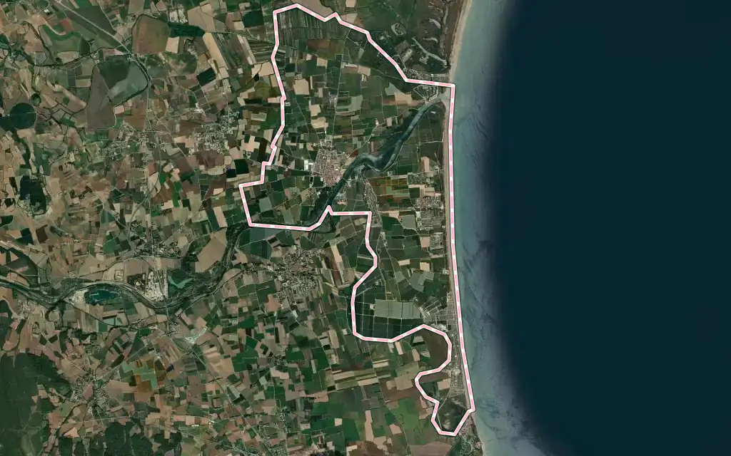 Vista satélite de Sant Pere Pescador con su contorno administrativo