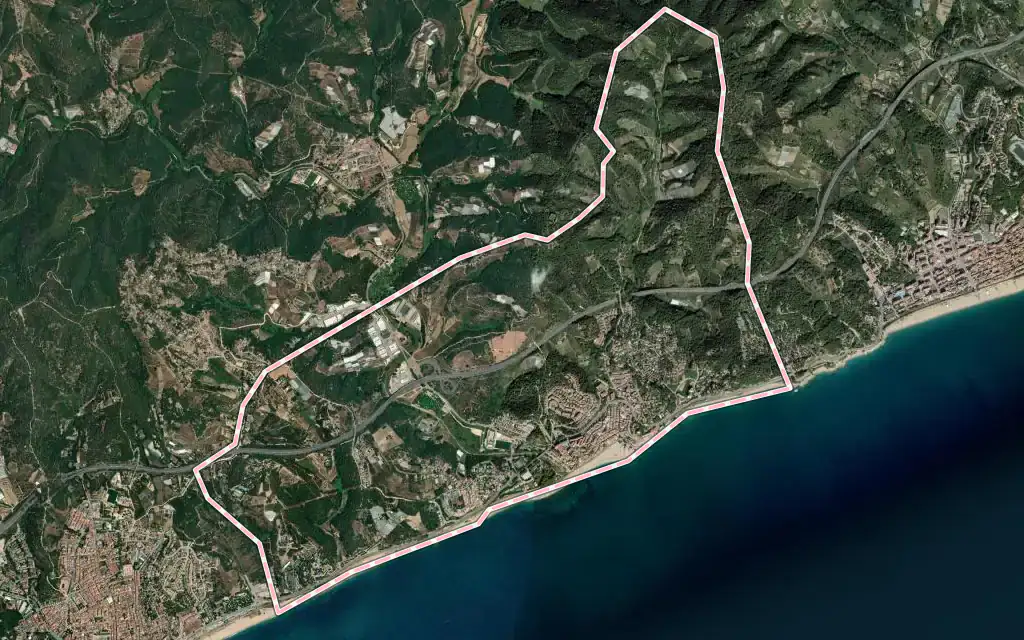 Vista satélite de Sant Pol de Mar con su contorno administrativo