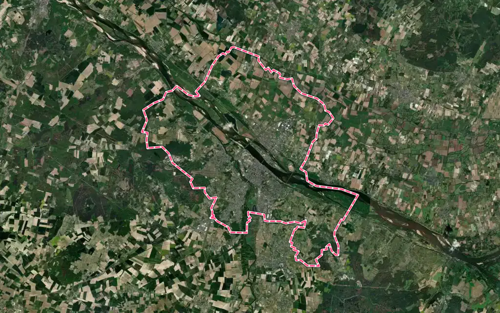 Vue satellite de Saumur avec ses contours administratifs
