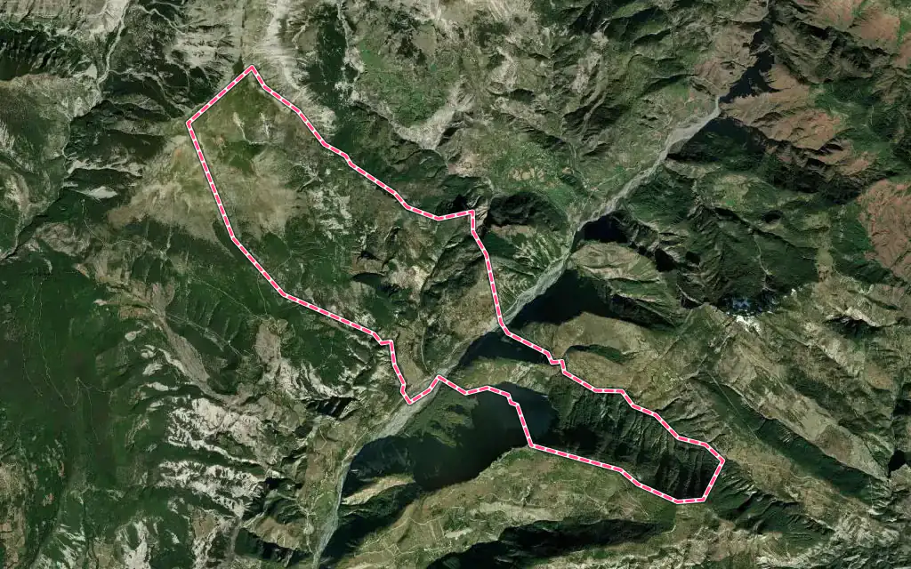 Vue satellite de Sausses avec ses contours administratifs