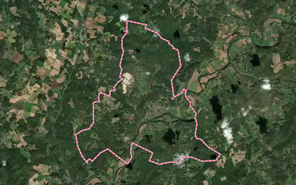 Vue satellite de Savignac-les-Églises avec ses contours administratifs