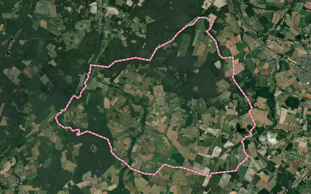 Vue satellite de Savigné-sous-le-Lude avec ses contours administratifs