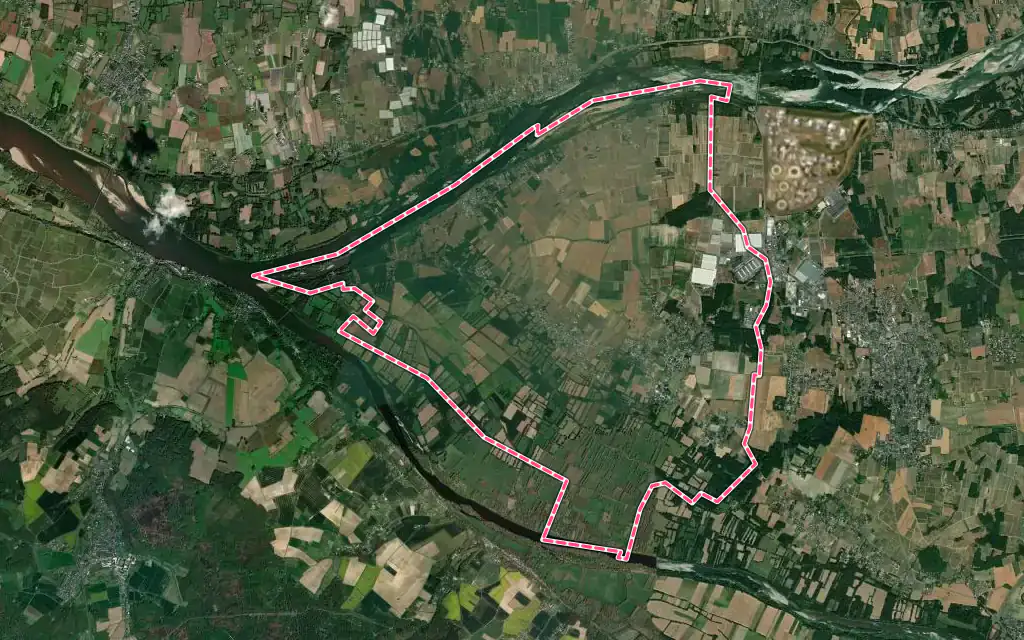 Vue satellite de Savigny-en-Véron avec ses contours administratifs