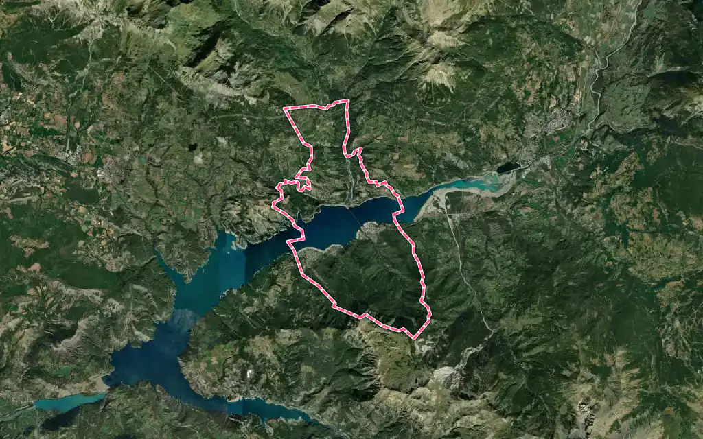 Vue satellite de Savines-le-Lac avec ses contours administratifs
