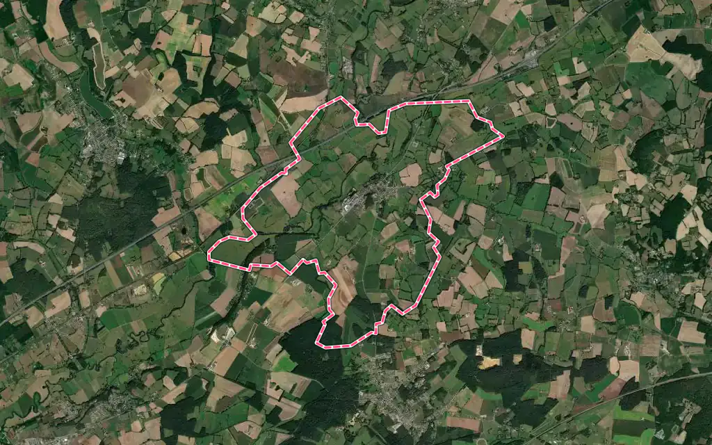 Vue satellite de Sceaux-sur-Huisne avec ses contours administratifs