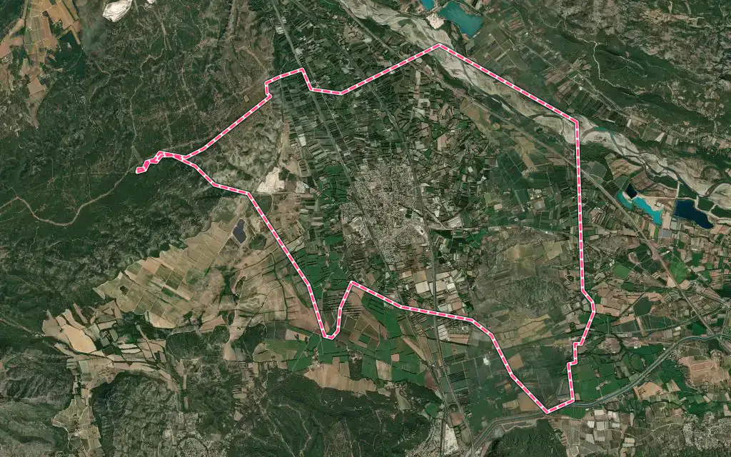 Vue satellite de Sénas avec ses contours administratifs