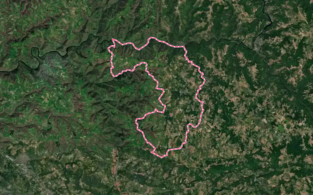 Vue satellite de Sénergues avec ses contours administratifs