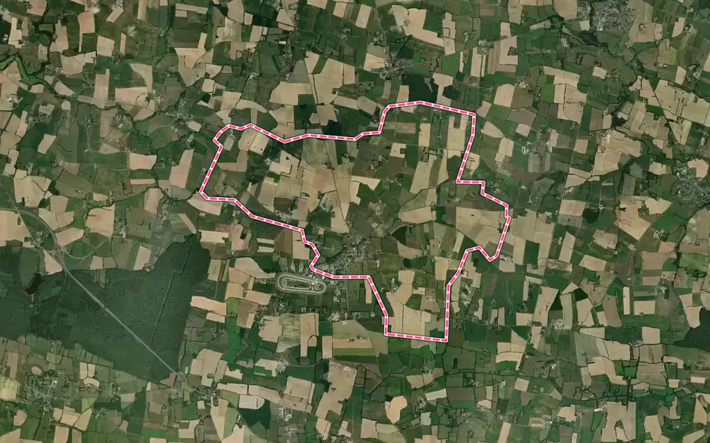 Vue satellite de Senonnes avec ses contours administratifs