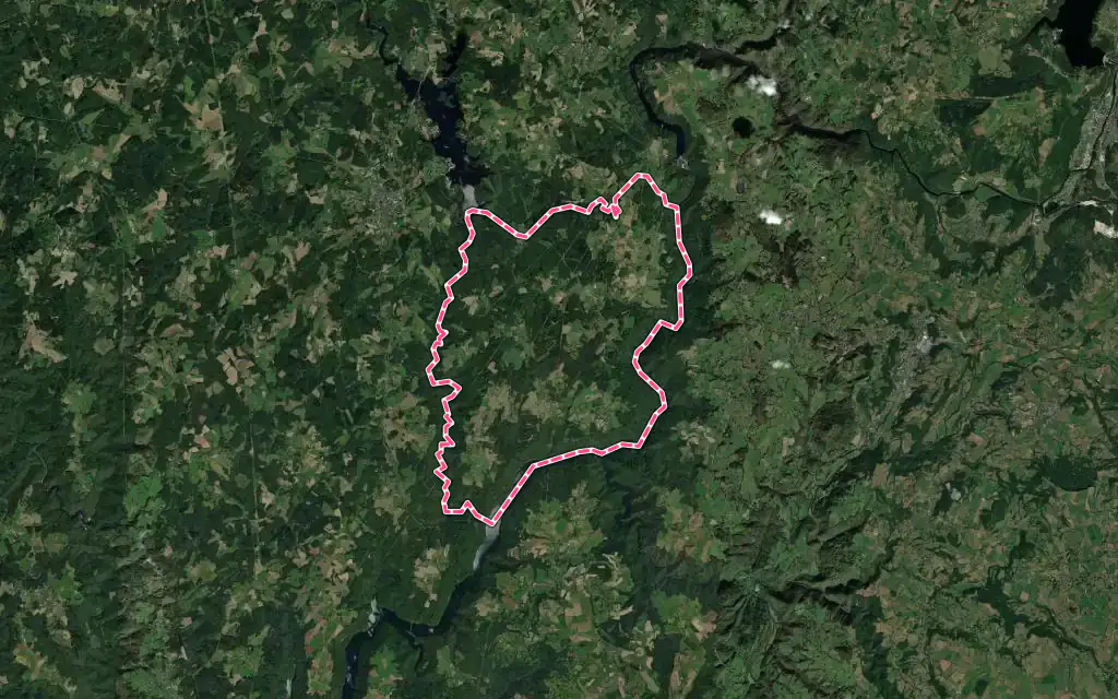 Vue satellite de Sérandon avec ses contours administratifs
