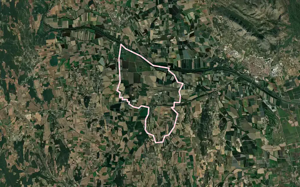Vista satélite de Serra de Daró con su contorno administrativo