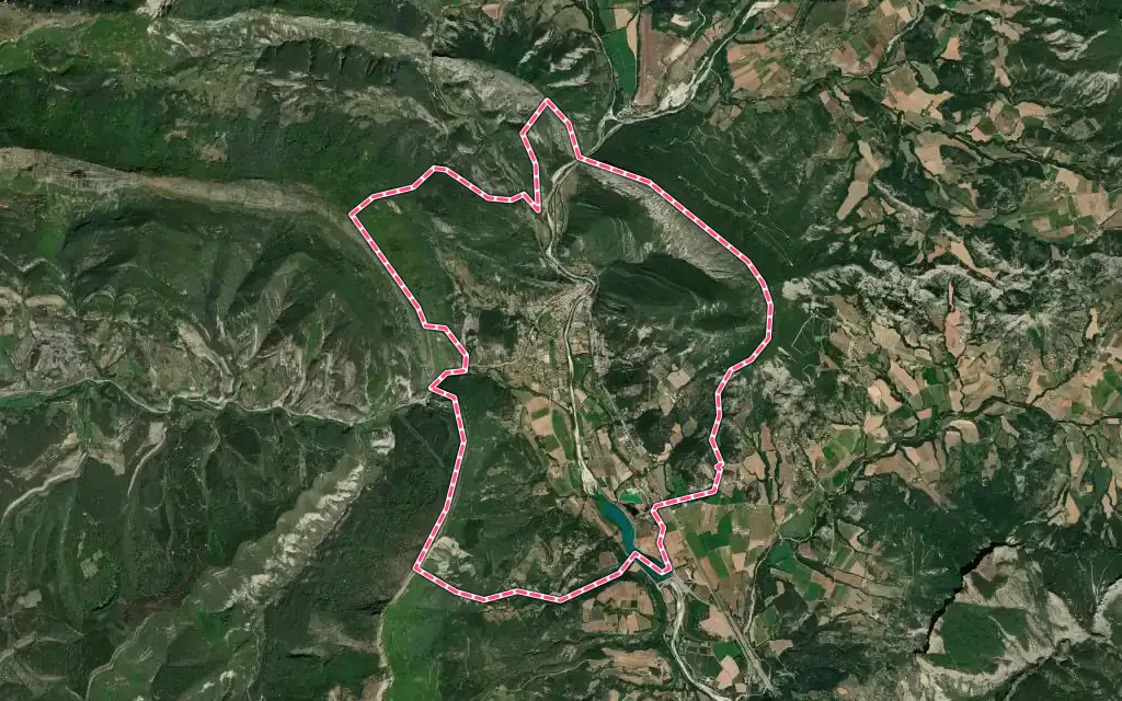 Vue satellite de Serres avec ses contours administratifs