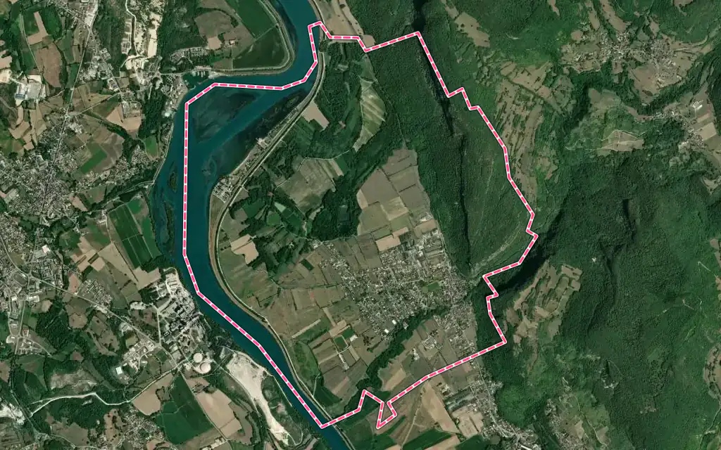 Vue satellite de Serrières-de-Briord avec ses contours administratifs