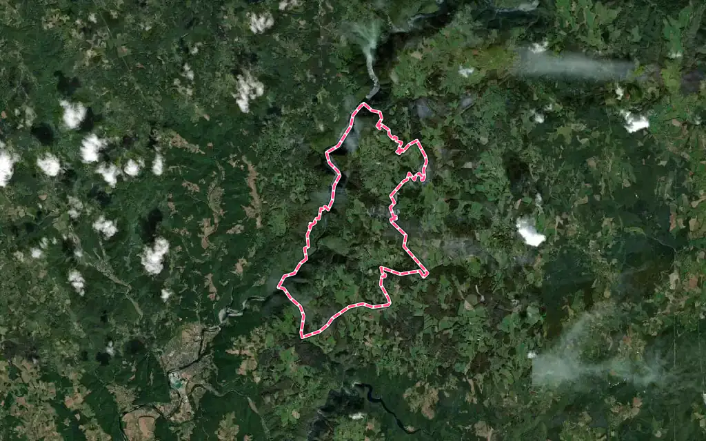 Vue satellite de Servières-le-Château avec ses contours administratifs