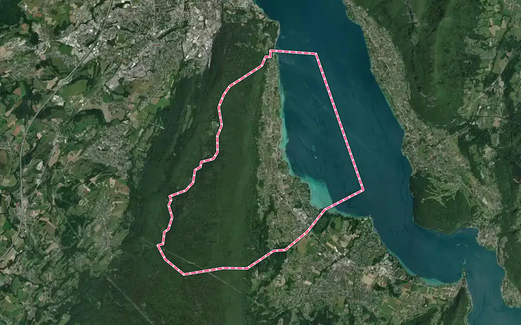 Vue satellite de Sevrier avec ses contours administratifs