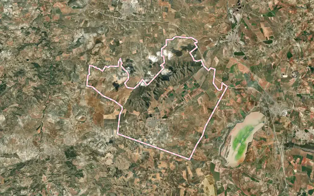 Vista satélite de Sierra de Yeguas con su contorno administrativo