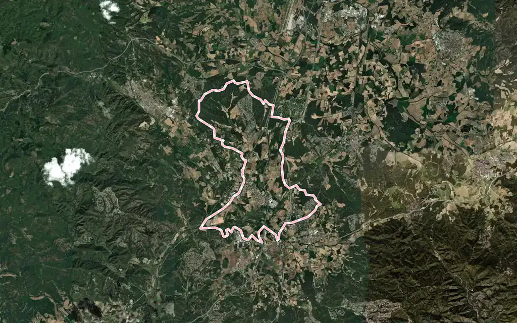 Vista satélite de Sils con su contorno administrativo