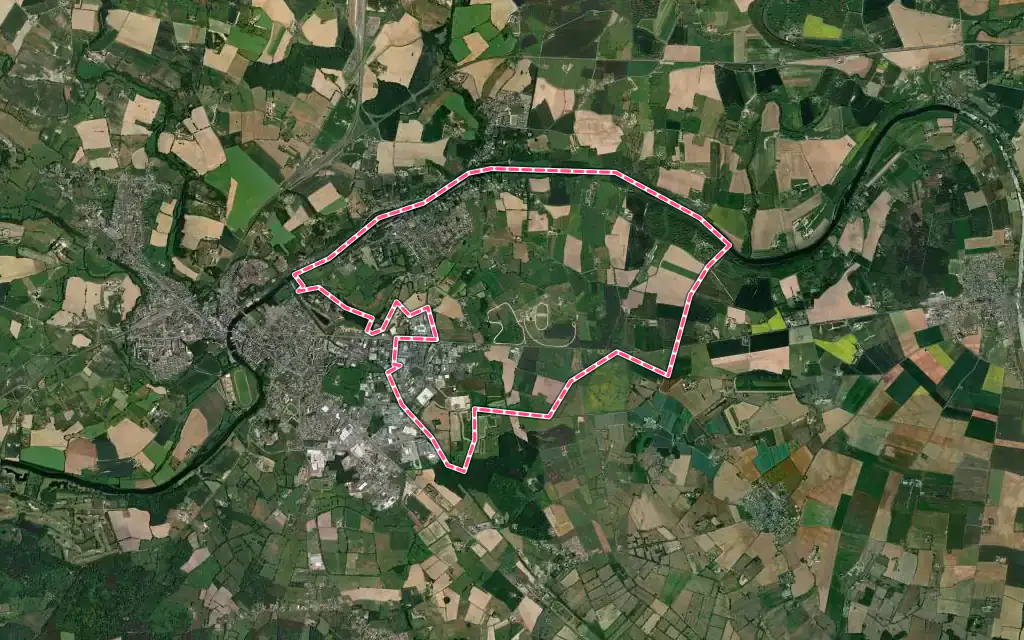 Vue satellite de Solesmes avec ses contours administratifs