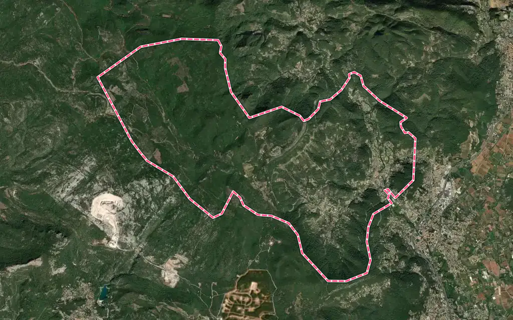 Vue satellite de Solliès-Toucas avec ses contours administratifs