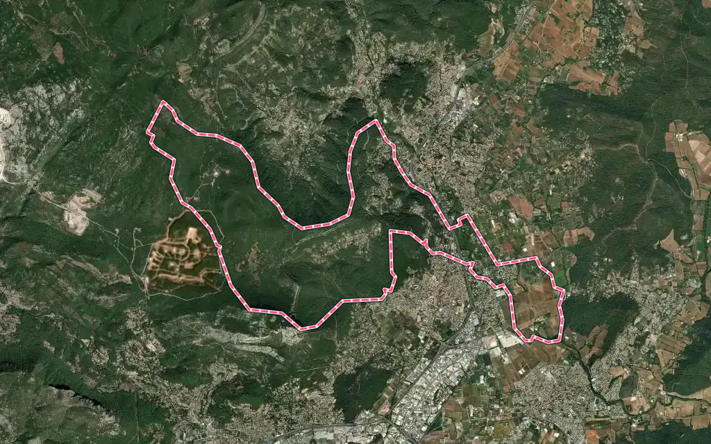 Vue satellite de Solliès-Ville avec ses contours administratifs